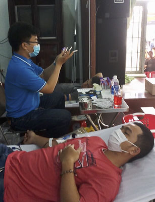 Người dân trên địa bàn huyện  Châu Đức tham gia hiến máu tình nguyện sáng 10/5.  Ảnh: PHI DŨNG