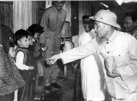 Bác Hồ chia kẹo cho thiếu nhi thị xã Cao Bằng trong chuyến thăm tỉnh Cao Bằng ngày 21/2/1961. Ảnh: Bảo tàng Lịch sử quốc gia.