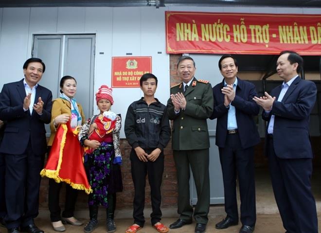 Bộ trưởng Bộ Công an Tô Lâm và Bộ trưởng Bộ Lao động - Thương binh và Xã hội Đào Ngọc Dung trao nhà tình nghĩa cho gia đình anh Hờ A Dế, bản Nậm Pố 4, xã Mường Nhé, huyện Mường Nhé.