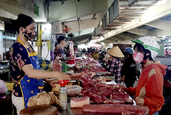 Người dân mua thịt heo tại Chợ Rạch Dừa (TP. Vũng Tàu).