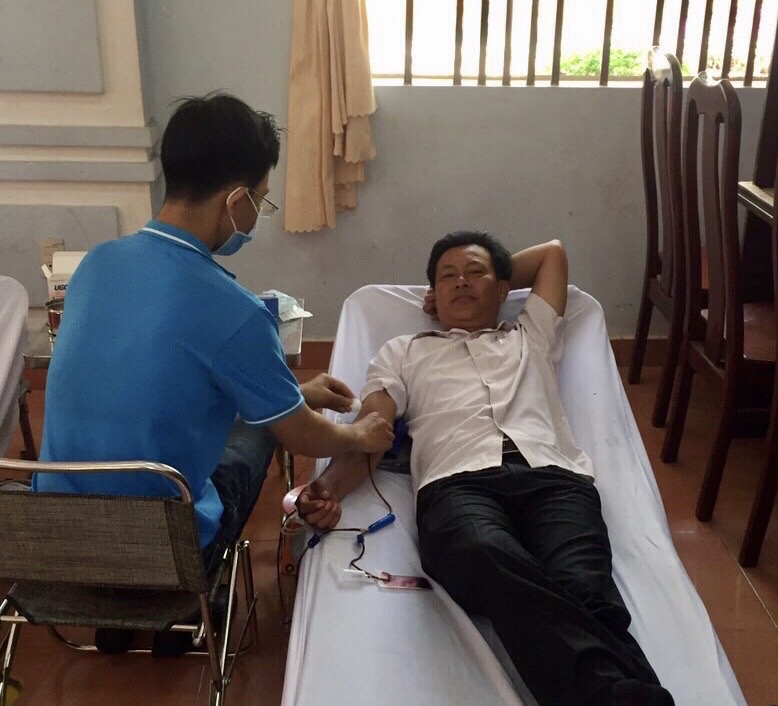 Cán bộ, công nhân Công ty CP Cao su  Hòa Bình hiến máu tình nguyện sáng 11/5.