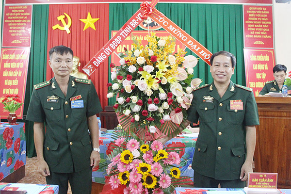 Đại tá Đào Xuân Ánh (bên trái), Chủ nhiệm Chính trị Bộ Chỉ huy BĐBP tỉnh tặng hoa chúc mừng Đại hội.
