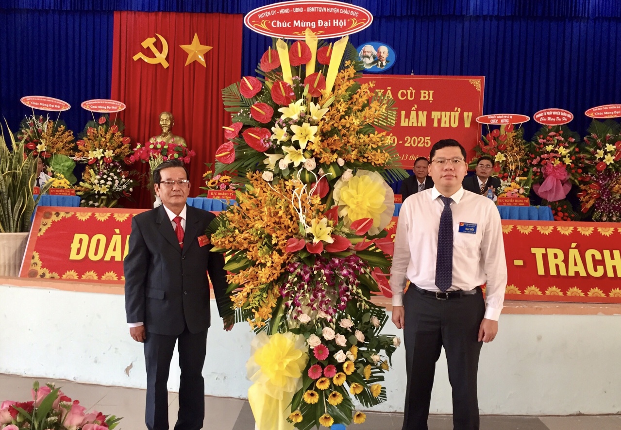 Ông Hoàng Nguyên Dinh, Chủ tịch UBND huyện Châu Đức tặng hoa chúc mừng Đại hội 