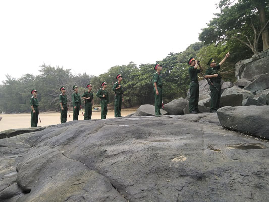 Cán bộ chiến sĩ Đại đội Phòng không 7 phối hợp với lực lượng Biên phòng tuần tra khu vực đảo.