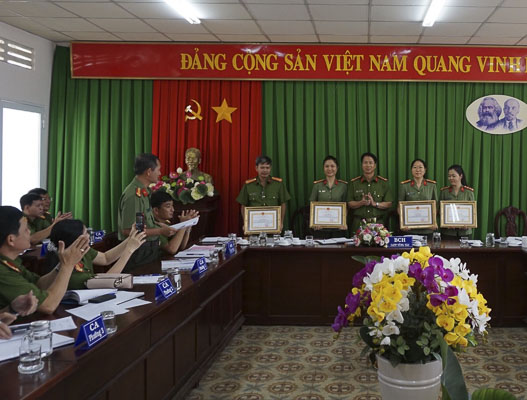 Thượng tá Nguyễn Văn Luyện (giữa), Trưởng Công an TP. Vũng Tàu trao khen cho các tập thể.