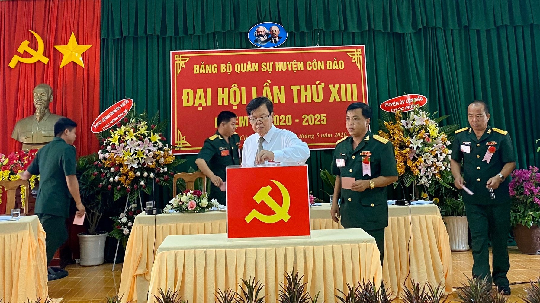 Bỏ phiếu bầu BCH Đảng bộ Quân sự huyện Côn Đảo nhiệm kỳ 2020-2025.