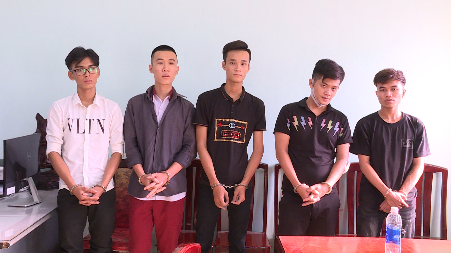  Từ trái qua: Bảo, Khang, Phát, Tuấn, Khoa tại cơ quan công an