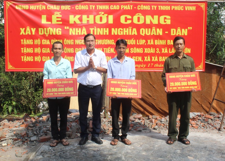 Ông Nguyễn Tấn Bản, Phó Chủ tịch UBND huyện Châu Đức trao biểu trưng tiền hỗ trợ xây “Nhà tình nghĩa quân dân” cho các hộ gia đình.