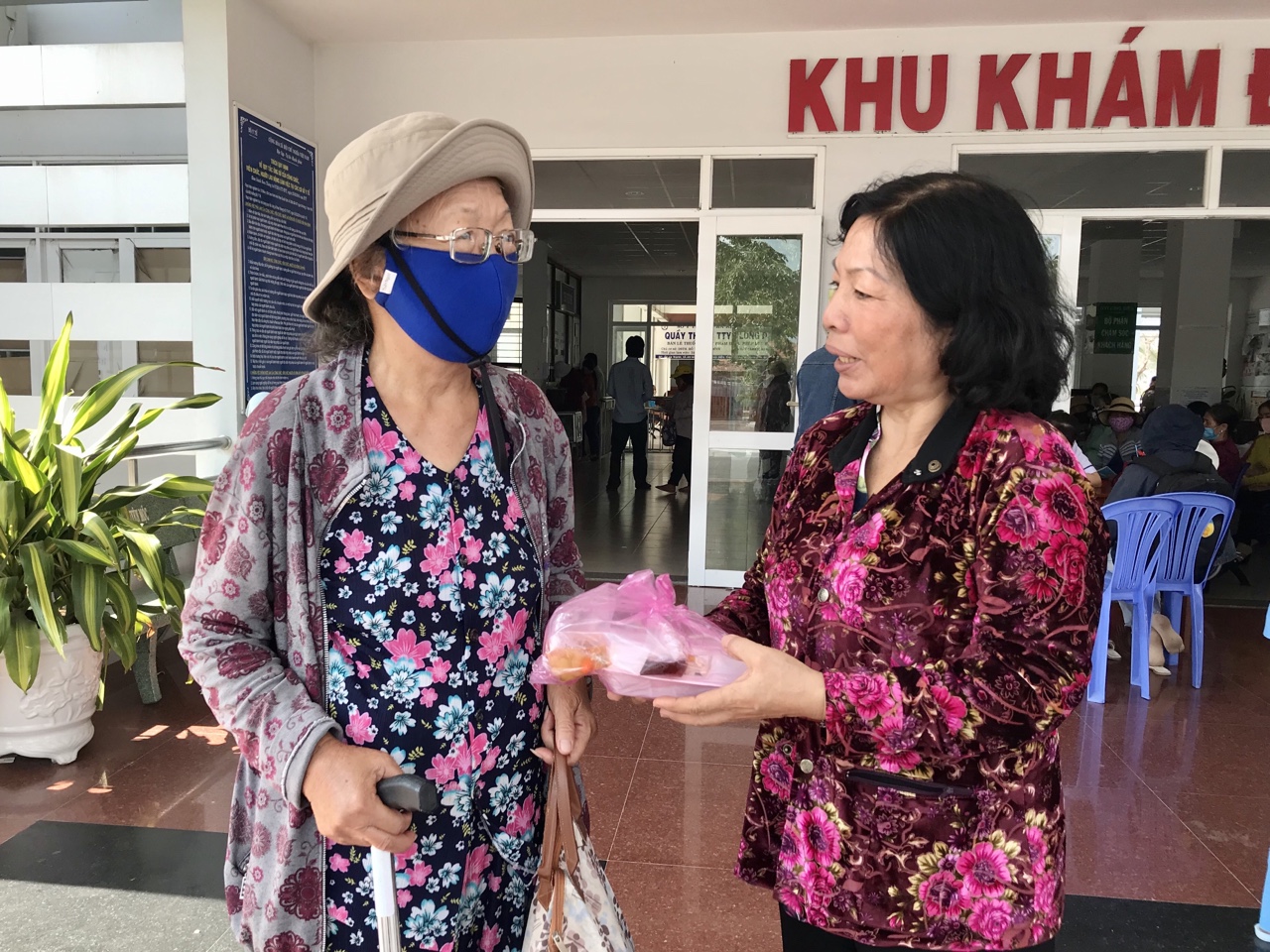 Bà Nguyễn Thị Quang phát cơm cho bệnh nhân nghèo tại Trung tâm Y tế huyện Long Điền.