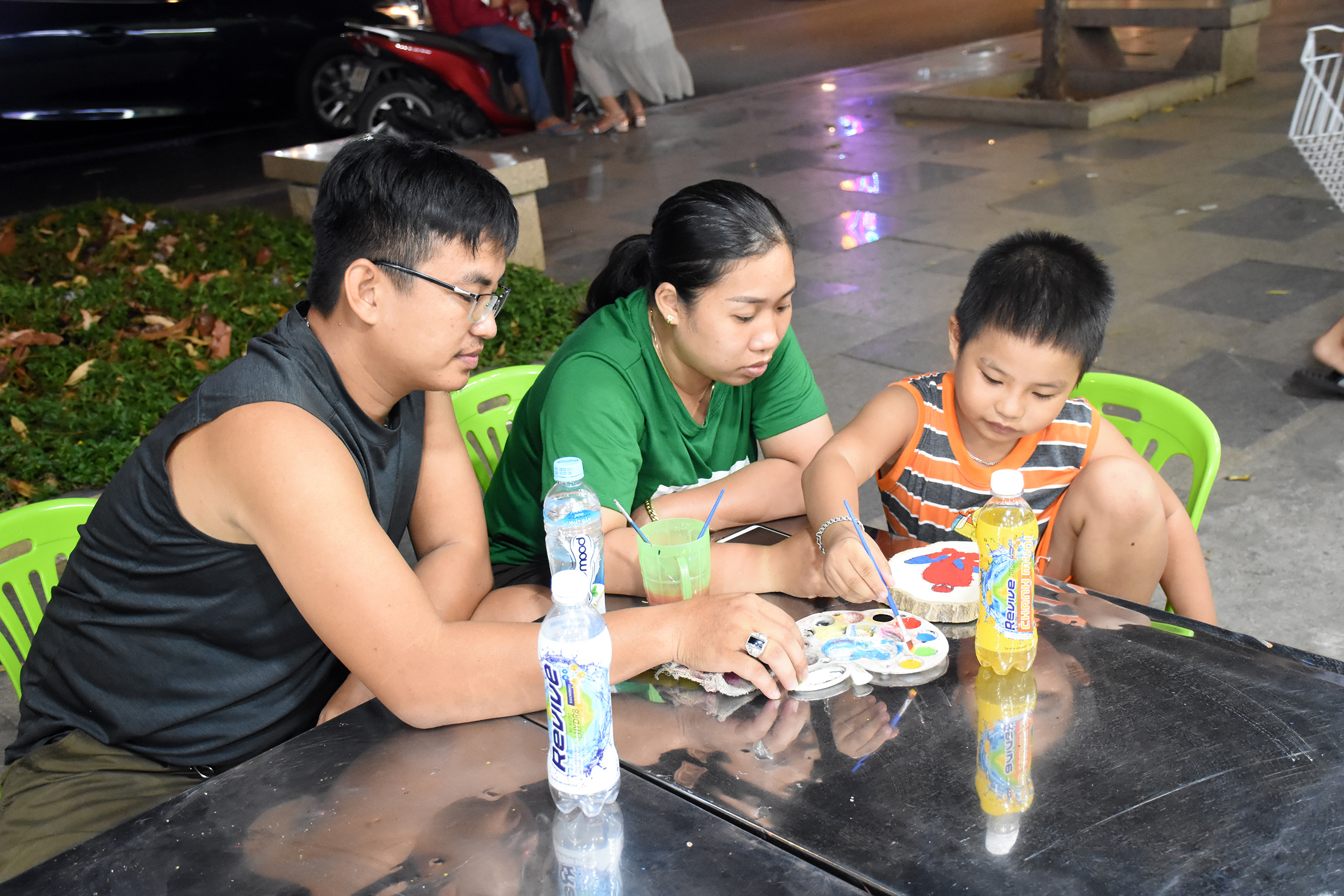Gia đình chị Nguyễn Thị Kim Hoàn (phường Rạch Dừa, TP. Vũng Tàu) cùng nhau giải trí tại Đường sách Vũng Tàu dịp cuối tuần. 