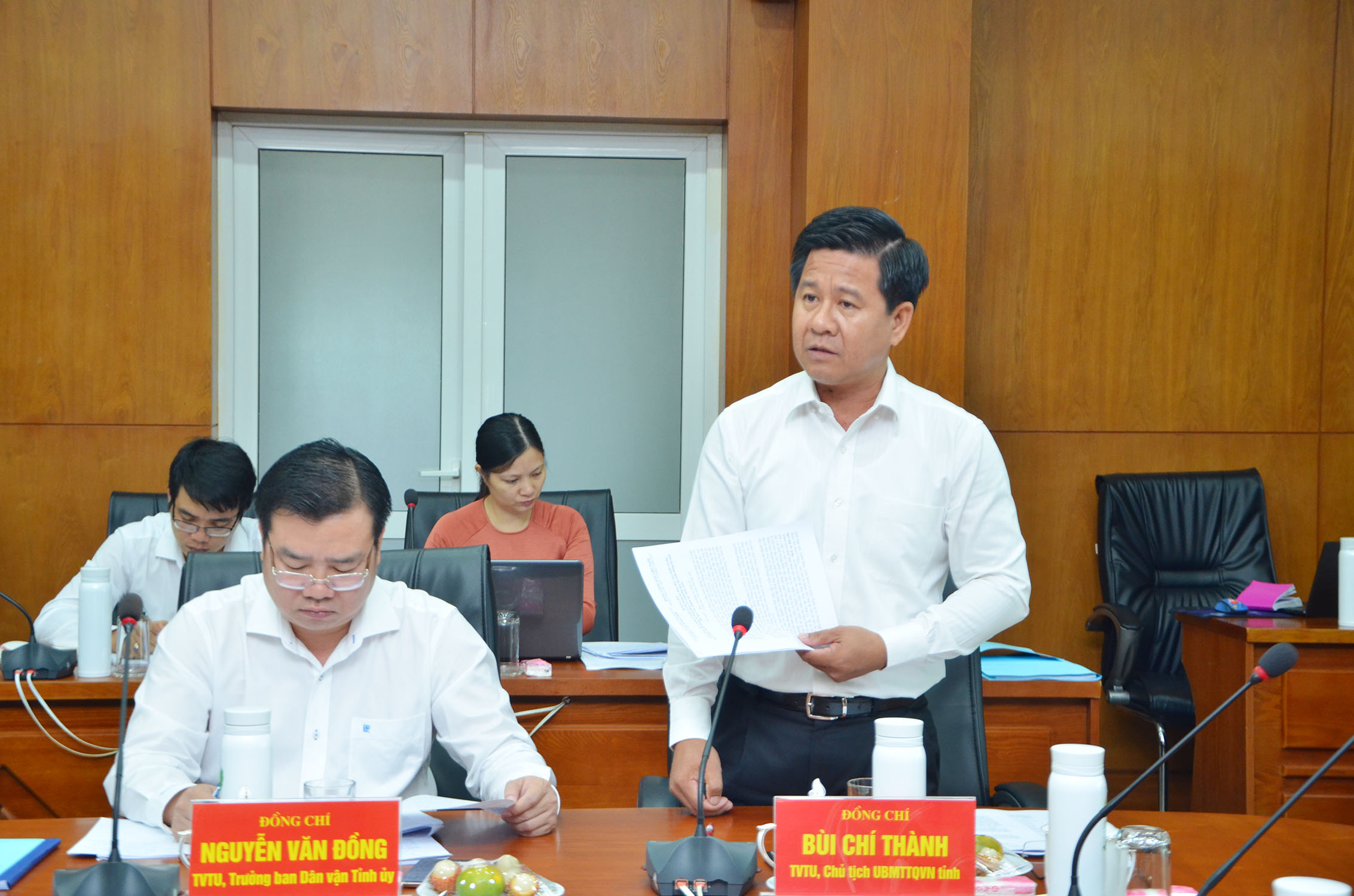 Ông Bùi Chí Thành, Ủy viên Dự khuyết Trung ương Đảng, Ủy viên Ban Thường vụ Tỉnh ủy, Chủ tịch UBMTTQVN phát biểu tại cuộc họp.