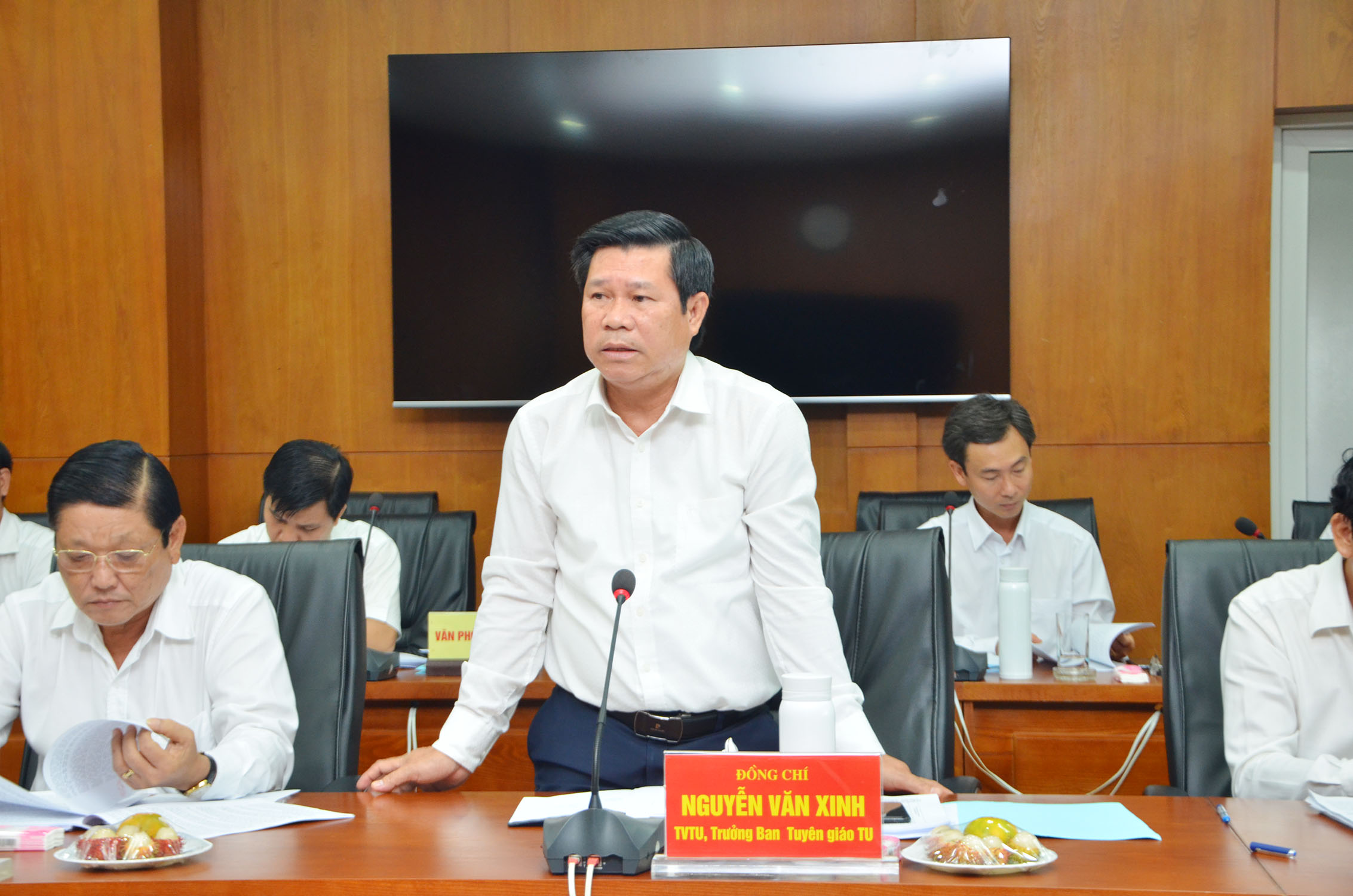 Ông Nguyễn Văn Xinh, Ủy viên Ban Thường vụ Tỉnh ủy, Trưởng Ban Tuyên giáo Tỉnh ủy đóng góp ý kiến vào dự thảo.
