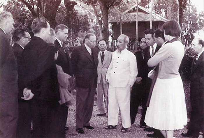 Chủ tịch Hồ Chí Minh nói chuyện với Đoàn Đại biểu Quốc hội Tiệp Khắc  bên ngôi nhà sàn trong Phủ Chủ tịch, tháng 2/1960. (Ảnh tư liệu) 