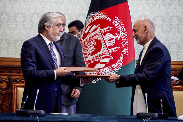 Tổng thống Afghanistan Ashraf Ghani (phải) và ông Abdullah Abdullah tại lễ ký thỏa thuận  chia sẻ quyền lực ở Kabul, Afghanistan.