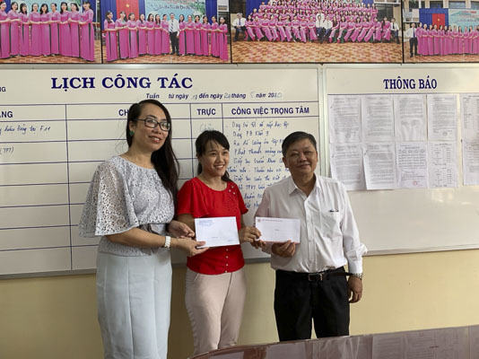 Bà Trần Thị Thanh Thủy, Phó Chủ tịch LĐLĐ TP. Vũng Tàu tặng quà cho đoàn viên công đoàn đang công tác tại Trường THSC Duy Tân.