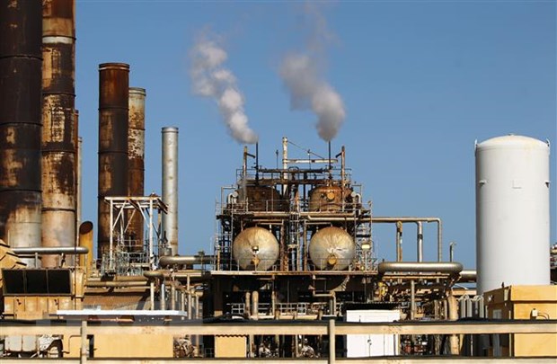 Một cơ sở khai thác dầu tại thị trấn al-Buraqah, Libya.