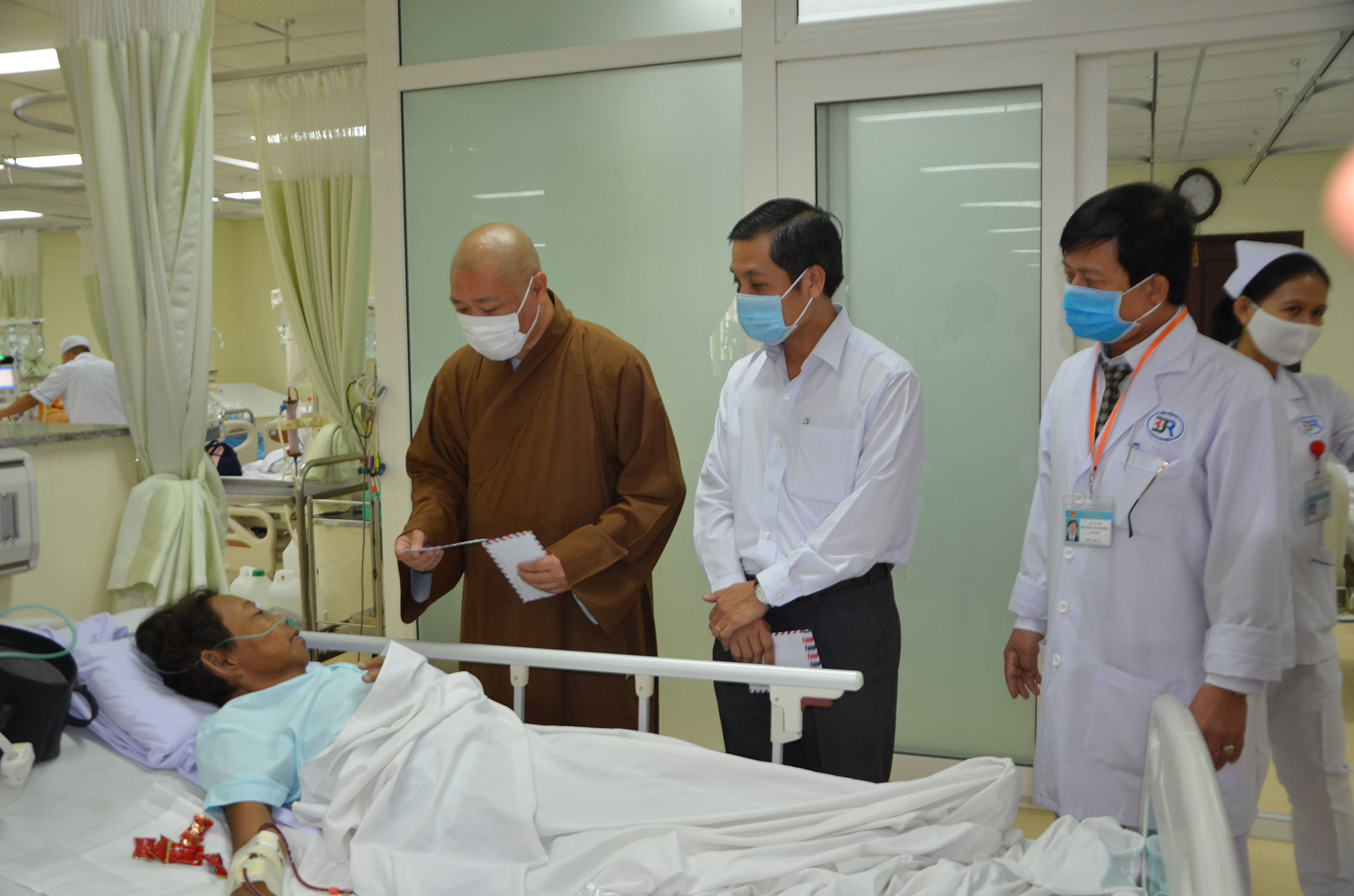 Ông Nguyễn Kế Toại, Phó Chủ tịch UBMTTQVN tỉnh và Thượng tọa Thích Thiện Thuận tặng quà bệnh nhân nghèo đang điều trị tại Bệnh viện Bà Rịa.
