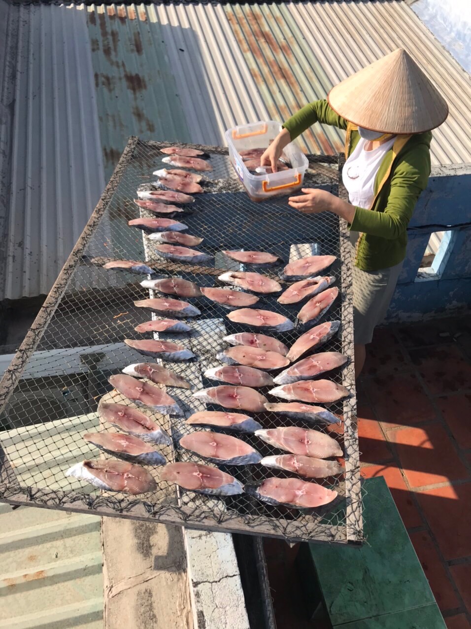 Những mẻ cá thu được chị Trần Thị Hải thu gom từ Nghệ An vào bán cho khách.