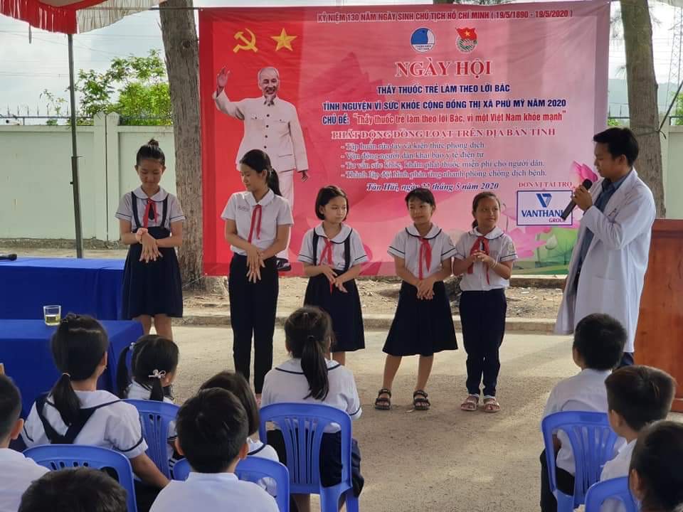 Bác sĩ Phòng khám Đa khoa Vạn Thành Sài Gòn hướng dẫn HS trường TH Trần Quốc Toản 6 bước rửa tay.