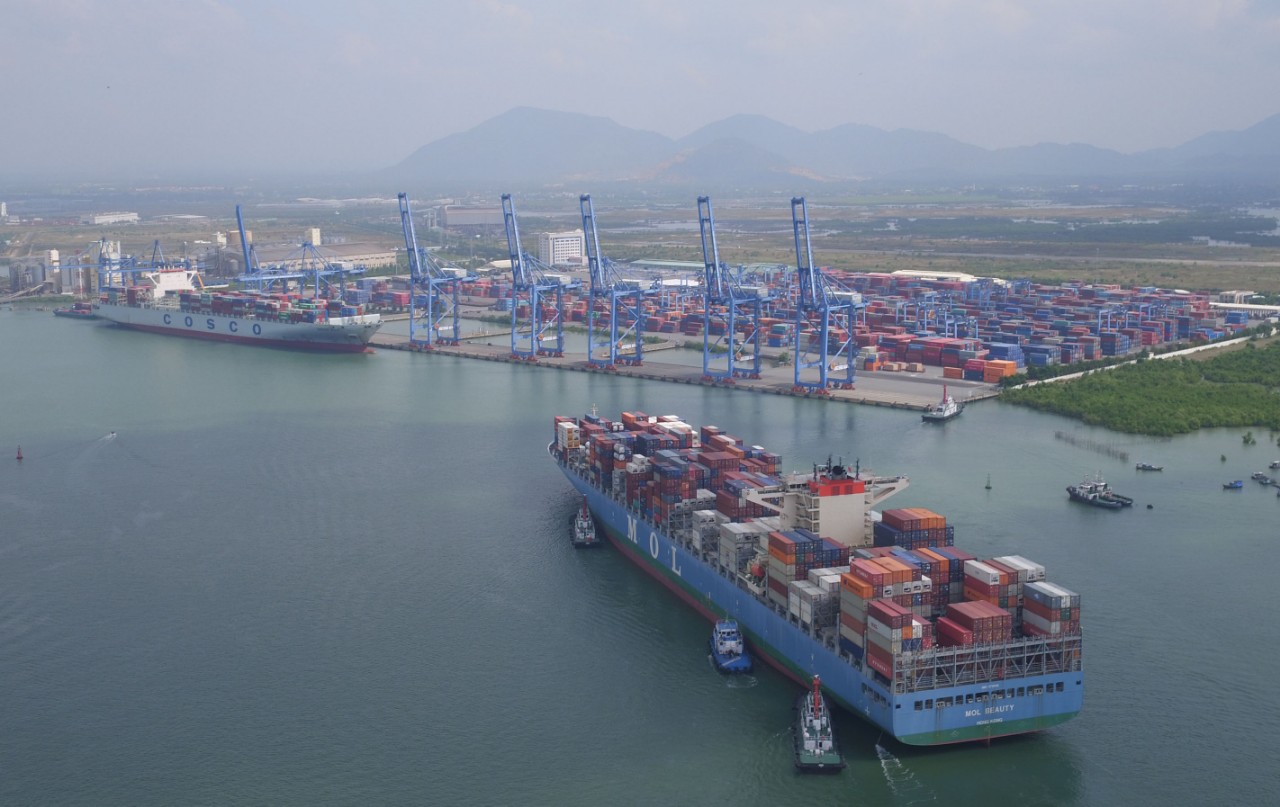 Hoa tiêu ngoại hạng của Vungtauship dẫn tàu siêu container ra vào cụm cảng Cái Mép - Thị Vải.