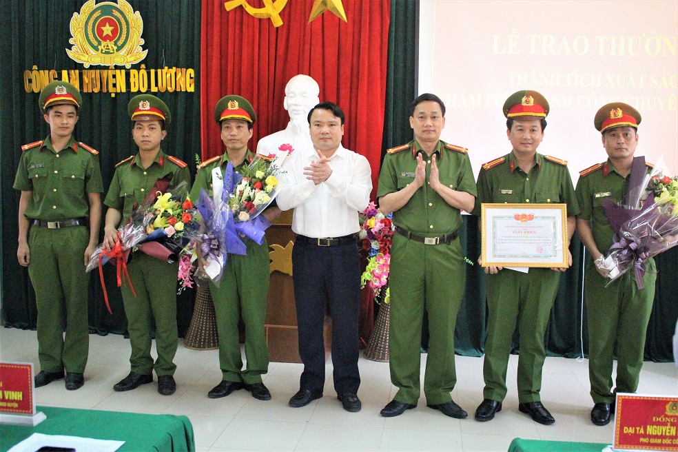 Trao thưởng cho Ban chuyên án