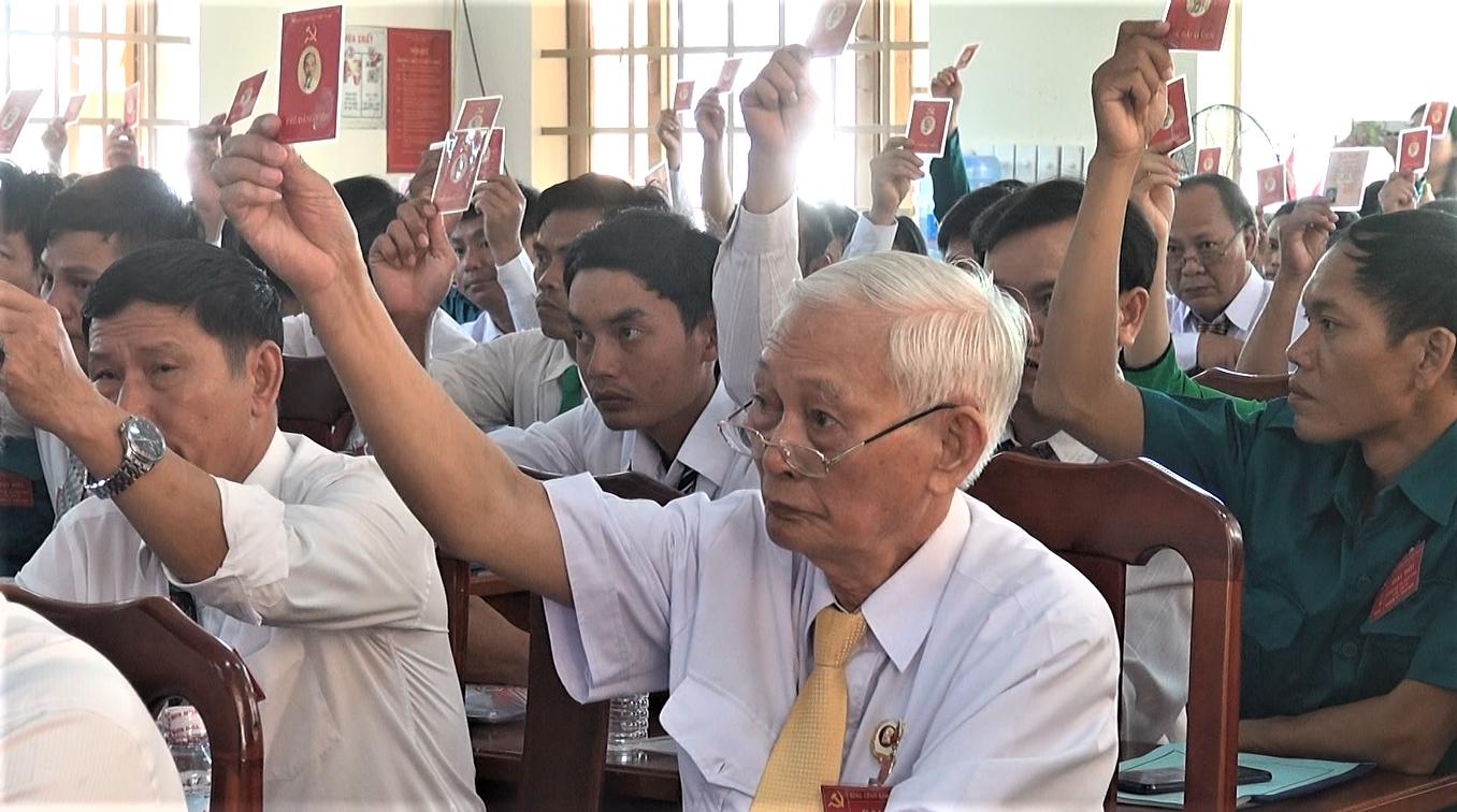 Các đại biểu thông qua Nghị quyết Đại hội Đảng bộ xã Suối Rao lần thứ VI, nhiệm kỳ 2020-2025.