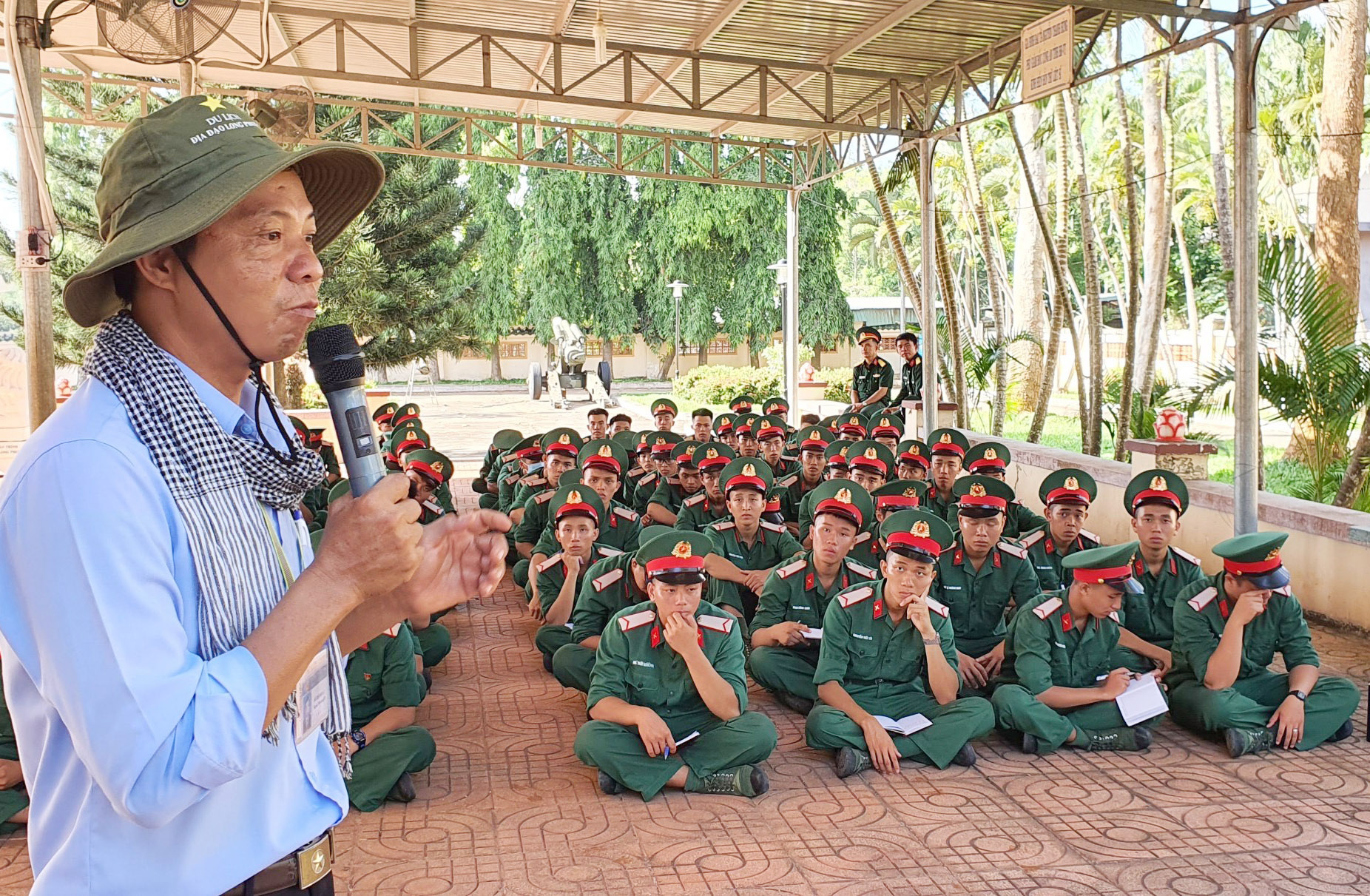 Các chiến sĩ nghe giới thiệu về địa đạo Long Phước và truyền thống cách mạng địa phương.
