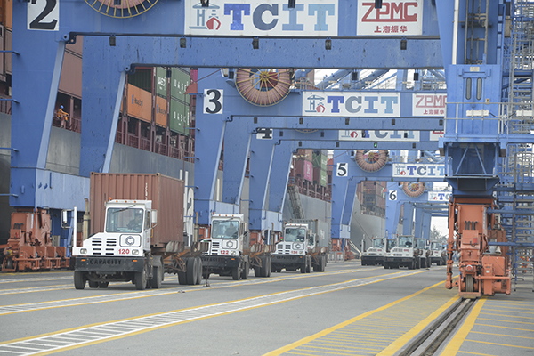 Nhờ liên kết với cảng TCCT (nằm sát bên), năng lực xếp dỡ của cảng TCIT (TX.Phú Mỹ) đã tăng lên. Trong ảnh: Bốc xếp hàng xuất nhập khẩu tại cảng TCIT.