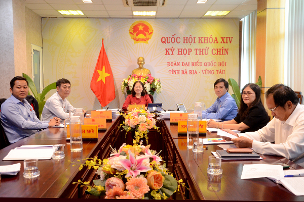 Bà Nguyễn Thị Yến, Phó Bí thư Thường trực Tỉnh ủy, Trưởng đoàn ĐBQH tỉnh cùng các ĐBQH tỉnh tham dự kỳ họp tại điểm cầu BR-VT.
