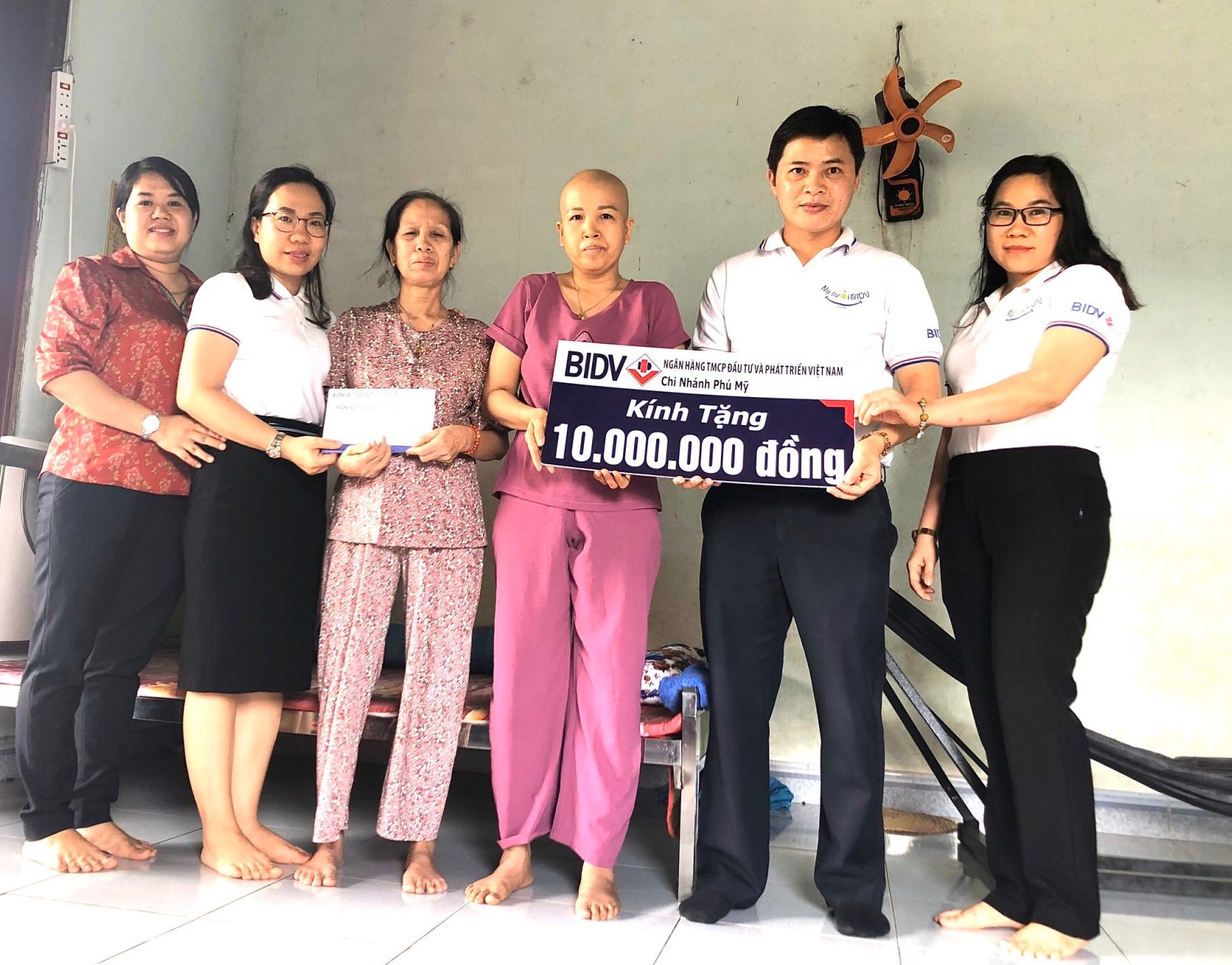 Đoàn công tác xã hội Chi nhánh BIDV Phú Mỹ tặng 10 triệu đồng cho gia đình bà Nguyễn Thị Hằng (thứ 3 từ phải sang).