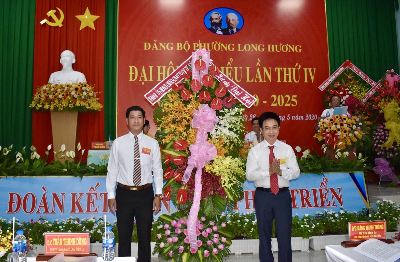 Đồng chí Đặng Minh Thông, Ủy viên Ban Thường vụ Tỉnh ủy, Bí thư Thành ủy Bà Rịa tặng hoa chúc mừng Đại hội.