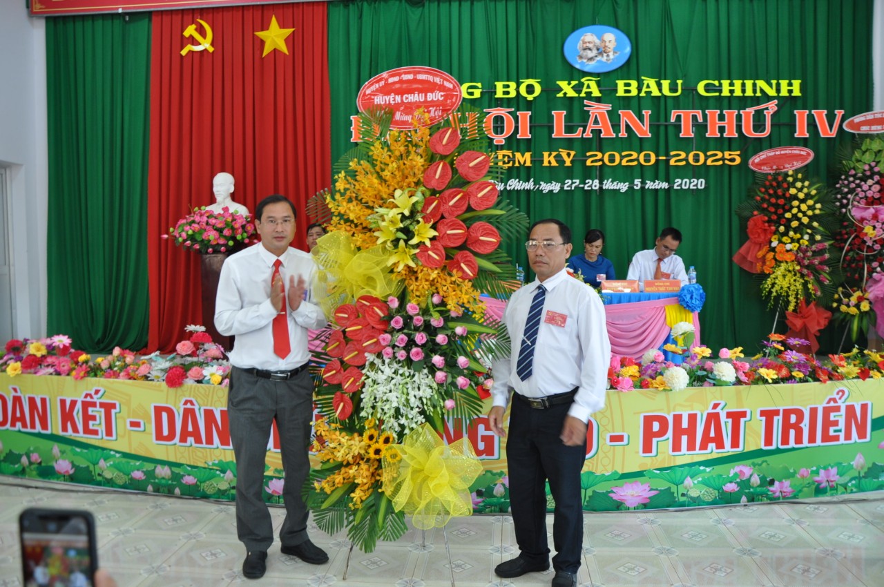 Ông Nguyễn Tấn Bản, Phó Chủ tịch UBND huyện Châu Đức trao tặng thẻ BHYT cho người có hoàn cảnh khó khăn. 