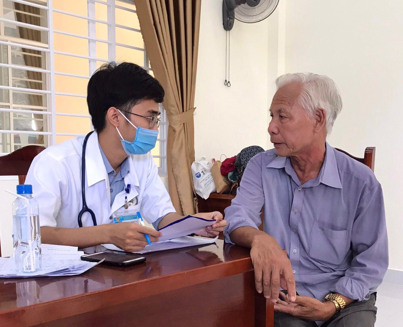 Bác sĩ Trần Như Trọng Ân, Bệnh viện Bà Rịa khám bệnh cho người dân xã Tam Phước, huyện Long Điền. 