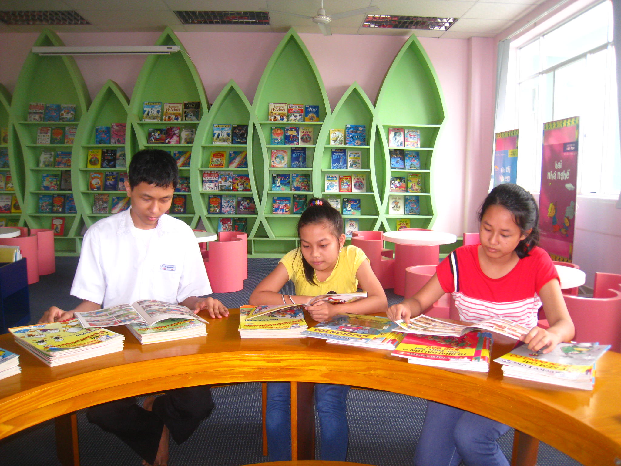 Học sinh đọc sách tại Thư viện tỉnh (số 4, Phạm Văn Đồng, TP.Bà Rịa).