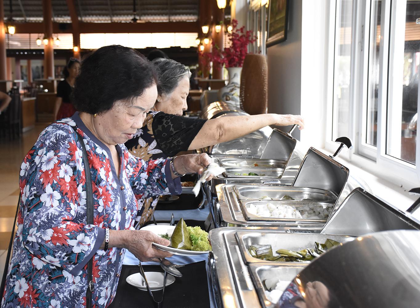 Nhóm khách cao tuổi đến từ TP.Hồ Chí Minh ăn sáng tại Hương Phong-Hồ Cốc Beach Resort.