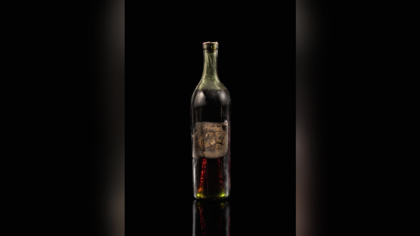 Chai rượu Cognac “cực hiếm” được cất trữ từ cuối thế kỷ thứ 19 đã lập kỷ lục đấu giá mới trong một phiên đấu giá trực tuyến gần đây. Ảnh: cnn.com