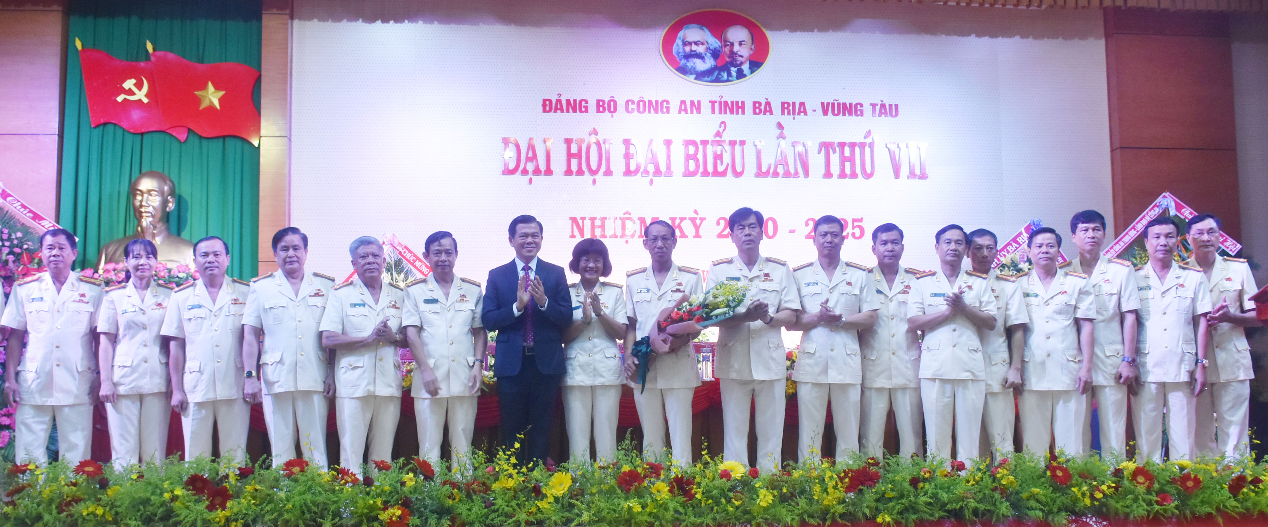 Đồng chí Nguyễn Hồng Lĩnh, Ủy viên Trung ương Đảng, Bí thư Tỉnh ủy, Chủ tịch HĐND tỉnh tặng hoa chúc mừng Ban chấp hành Đảng bộ Công an tỉnh Khóa VII, nhiệm kỳ 2020-2025.