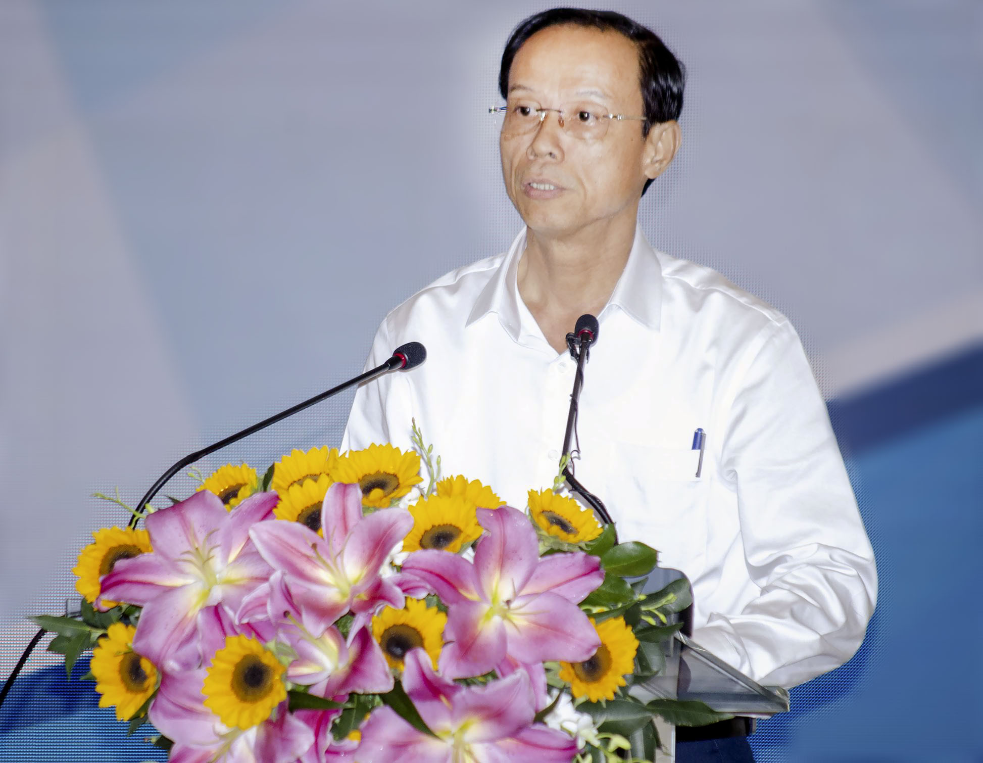 Ông Nguyễn Văn Thọ, Phó Bí thư Tỉnh ủy, Chủ tịch UBND tỉnh BR-VT báo cáo tình hình thực hiện nhiệm vụ, giải pháp tháo gỡ khó khăn, thu hút đầu tư, thúc đẩy phát triển KT-XH tại hội nghị.