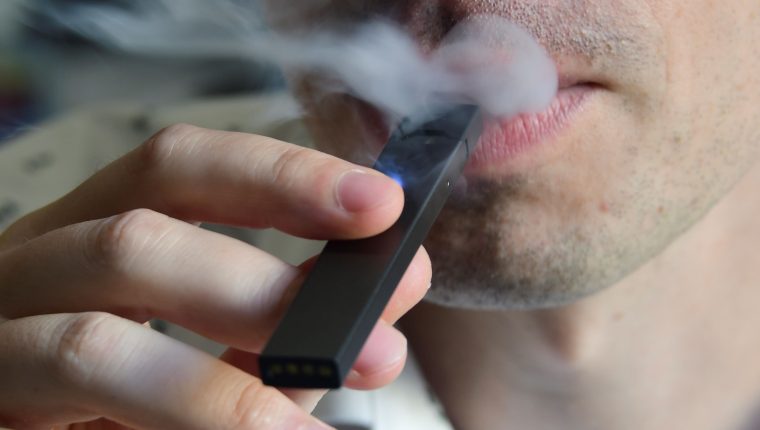 Người dân hút thuốc lá điện tử tại Washington, DC, Mỹ. Ảnh: AFP