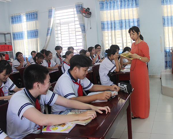 Thời điểm này, HS lớp 9 đang bước vào chặng nước rút để chuẩn bị cho kỳ thi tuyển sinh lớp 10. Trong ảnh: HS lớp 9A8, Trường THCS Nguyễn Văn Linh trong tiết Ngữ văn của cô Nguyễn Thị Ngân.
