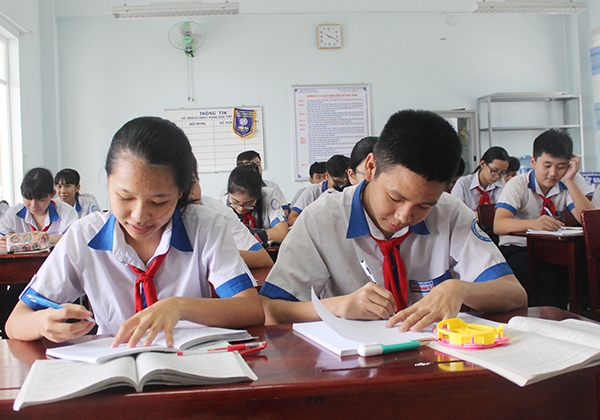 HS lớp 9 đang gấp rút ôn tập chuẩn bị cho kỳ thi tuyển sinh lớp 10. Trong ảnh: HS lớp 9A6, Trường THCS Nguyễn Văn Linh trong tiết ngữ văn của cô Lê Thị Phượng.