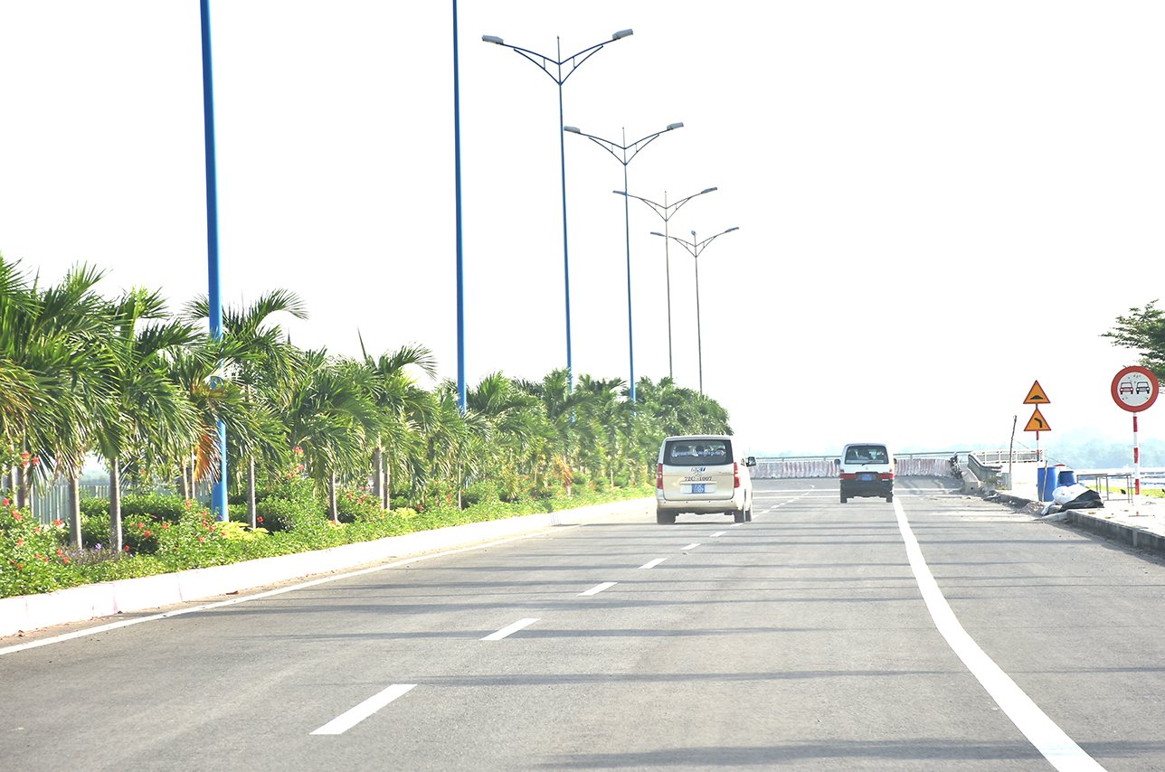 Tuyến cuối của đường liên cảng đã hoàn thiện chỉ chờ xây dựng cầu Phước An để kết nối  với Đồng Nai, TP. Hồ Chí Minh. Ảnh: THÀNH HUY