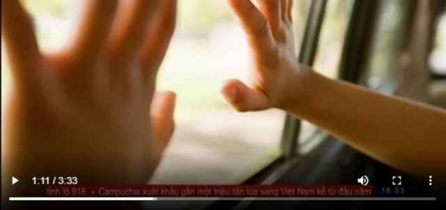 Cảnh báo: Bỏ quên trẻ nhỏ trong xe ô tô dưới cái nắng thiêu đốt