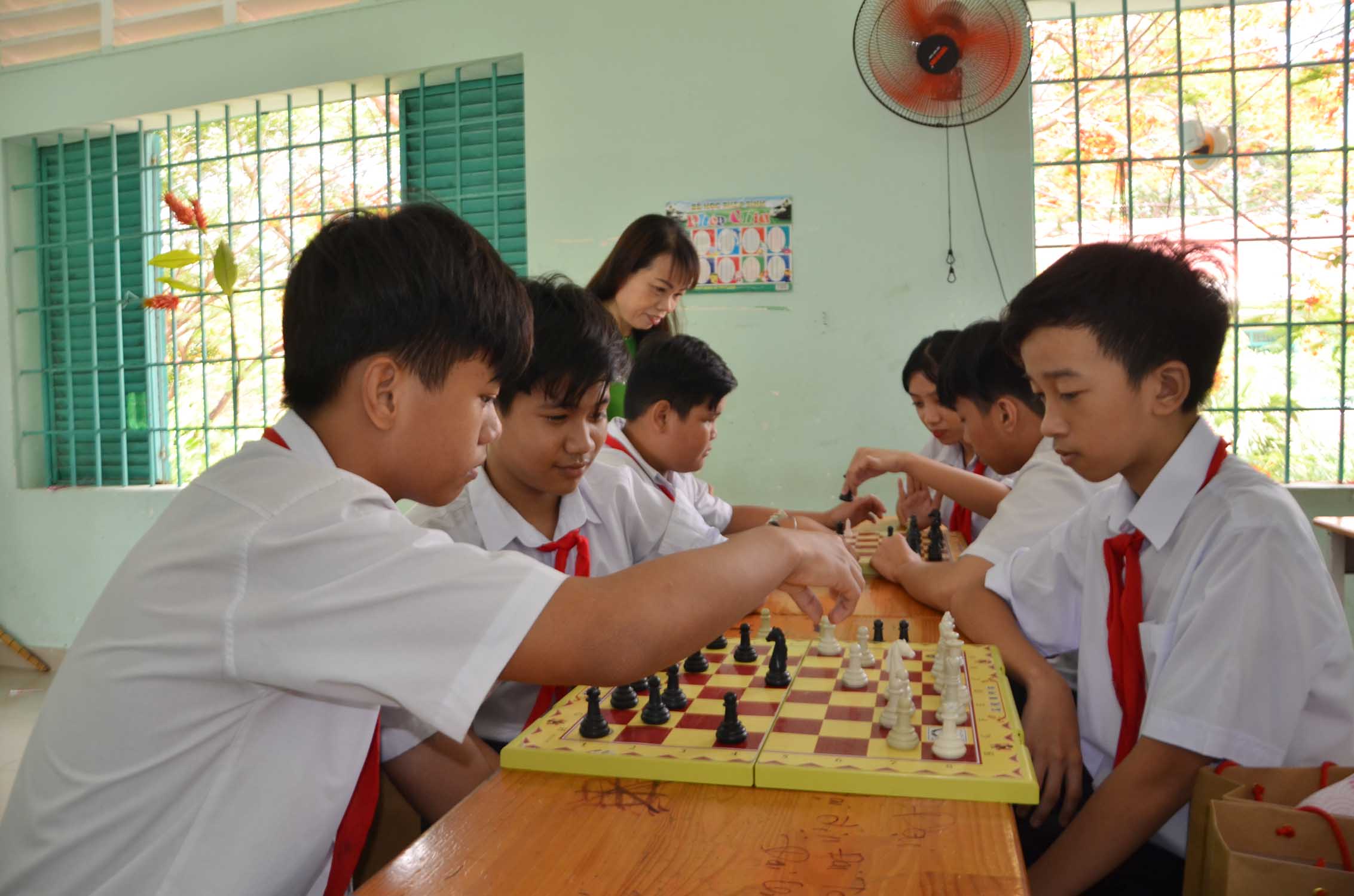 Ngoài giờ học, các GV còn hướng dẫn trẻ tham gia các hoạt động nâng cao thể chất, trí tuệ và kỹ năng sống. Các em HS lớp 5 chơi cờ vua, vừa giải trí, vừa giúp các em thân thiết hơn.