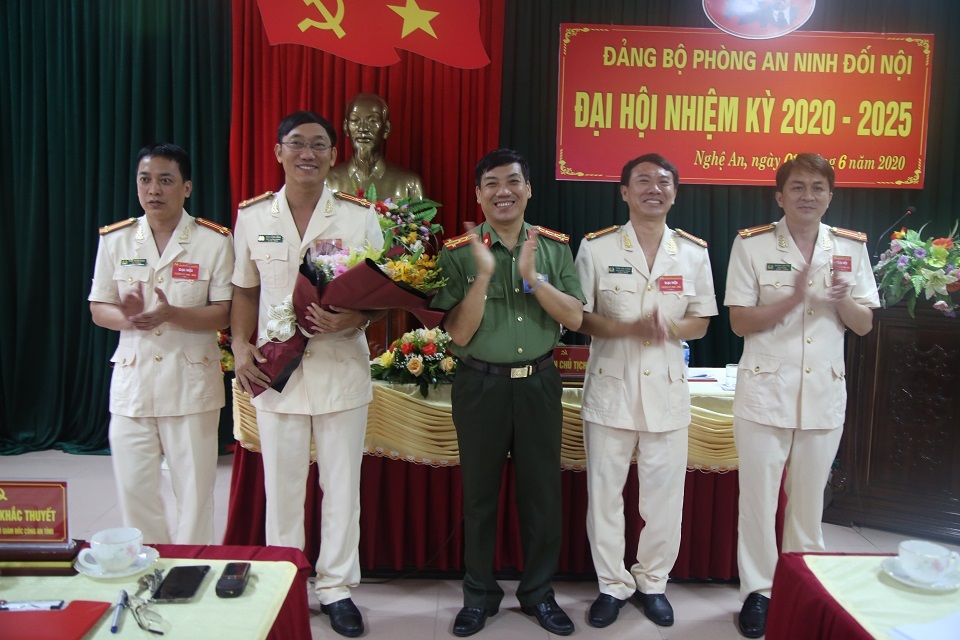 Đại tá Lê Khắc Thuyết, Phó Giám đốc Công an tỉnh tặng hoa chúc mừng BCH Đảng bộ nhiệm kỳ mới