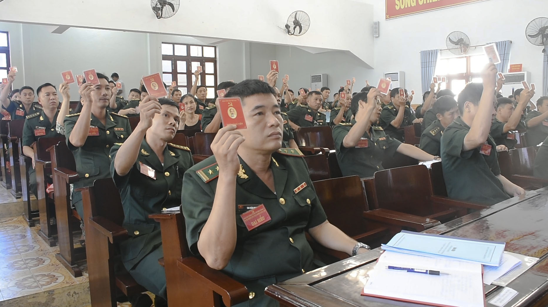 Các đại biểu biểu quyết thông qua Nghị quyết Đại hội Đảng bộ Trường Trung cấp Biên phòng 2 lần thứ XIV, nhiệm kỳ 2020-2025.