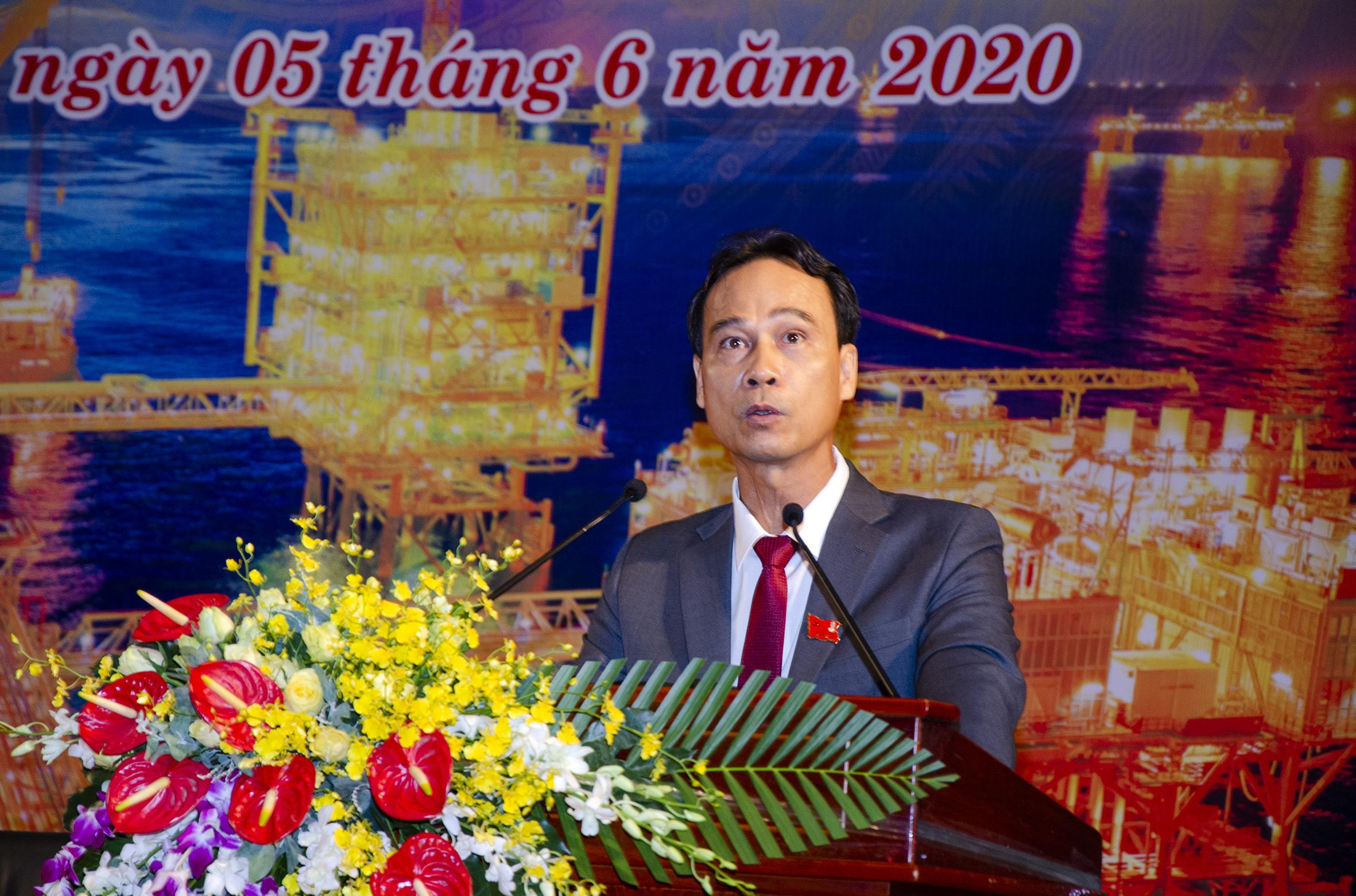 Ông Nguyễn Quỳnh Lâm, Bí thư Đảng ủy, Tổng Giám đốc Liên doanh Việt – Nga Vietsovpetro báo cáo tổng kết nhiệm kỳ 2015-2020 và phương hướng nhiệm vụ nhiệm kỳ 2020-2025 tại Đại hội.