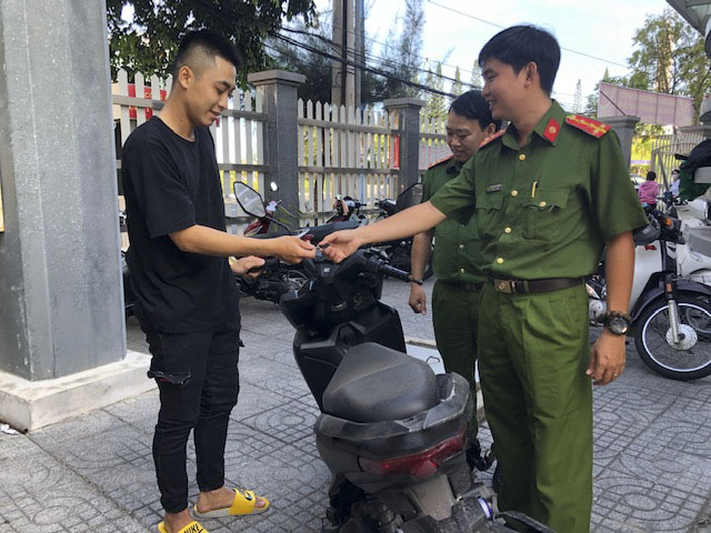 Công an TP. Vũng Tàu trao trả chiếc xe tang vật cho anh Phan Minh Hùng.