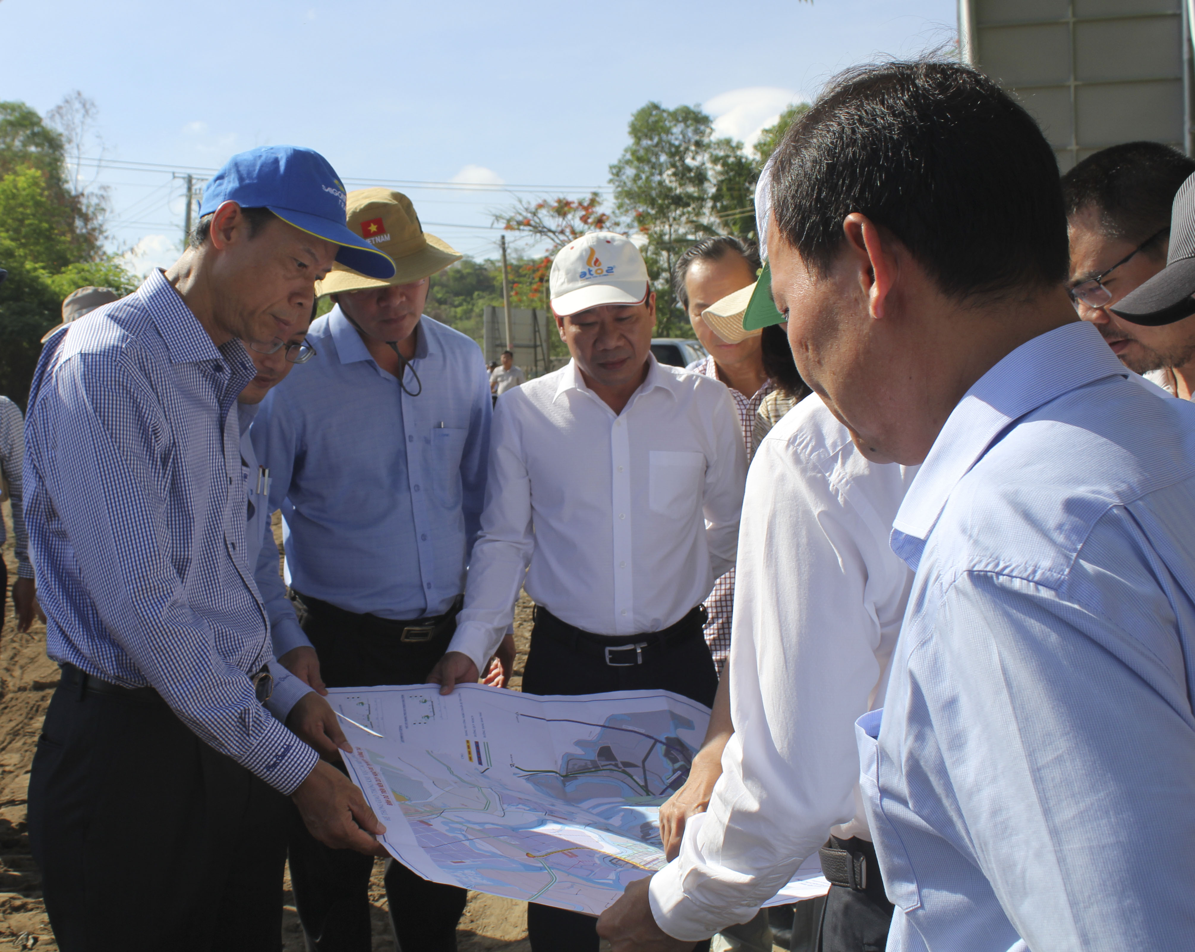Ông Nguyễn Văn Thọ (bìa trái), Phó Bí thư Tỉnh ủy, Chủ tịch UBND tỉnh thị sát khu vực được đề xuất bố trí xây dựng tạm lán trại phục vụ thi công dự án Tổ hợp Hóa dầu miền Nam tại xã Long Sơn.