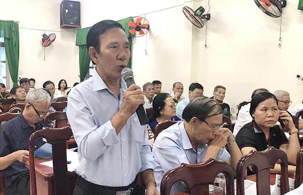 Cử tri Nguyễn Thế Bàng, KP9, phường Thắng Nhất đề cập về việc một số cây xanh lâu năm có nguy cơ gãy đổ gây mất an toàn. Ảnh: KIM HỒNG